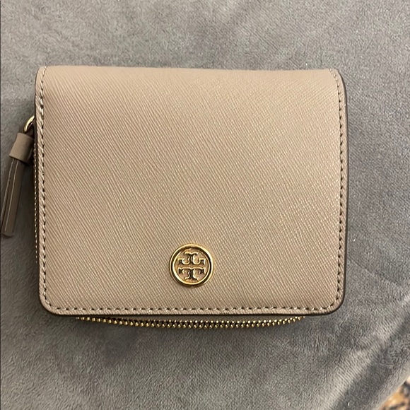 Tory Burch wallet with zipper and multiple slots for cards - Picture 1 of 10